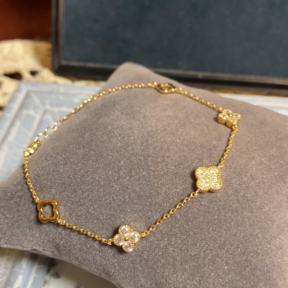 Clover Cubic Zirconia Gold Tone Bracelet. NWT - Picture 4 of 8